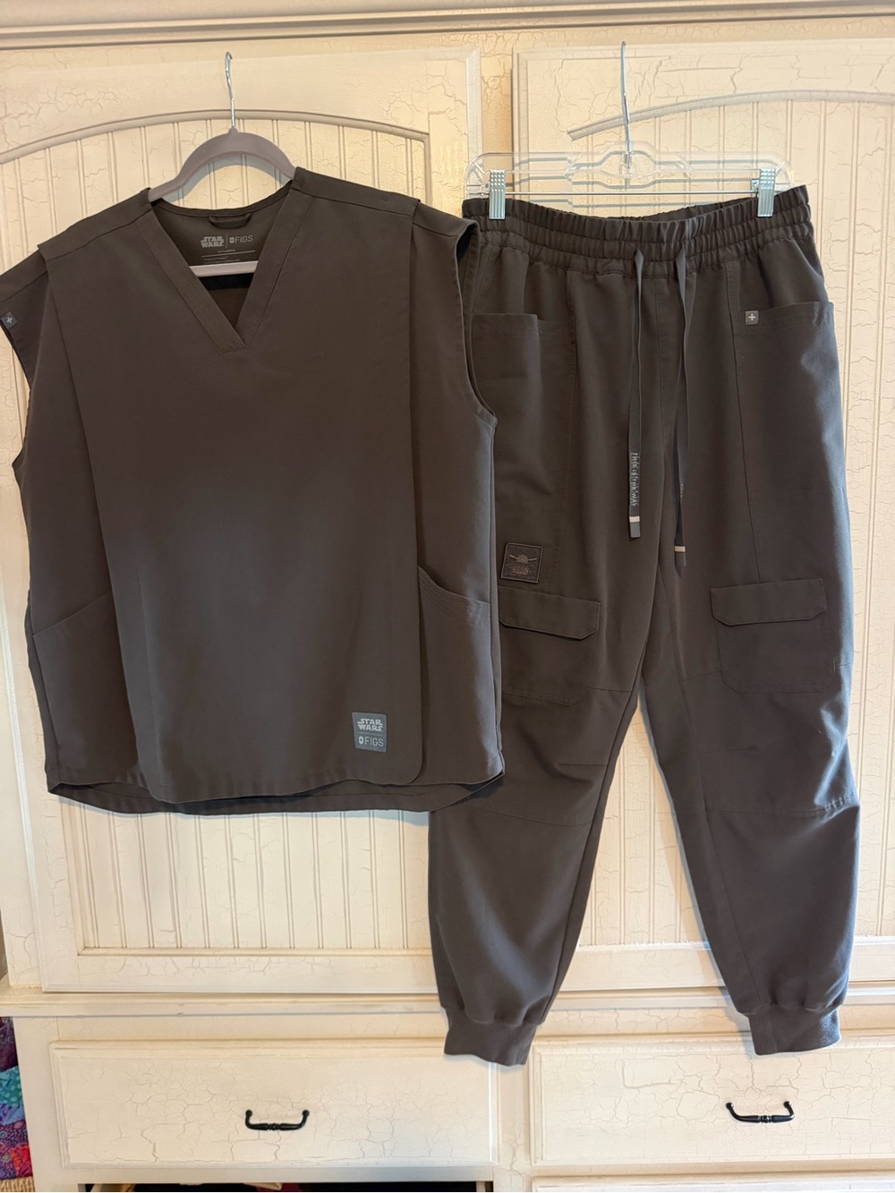 Figs Star Wars Mandalorian Dark Gray Scrub Top & Jogger Set large